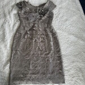 London Times Silver Metallic Tiered Ruffle Sheath Dress Size 8 Floral Brooch Eve